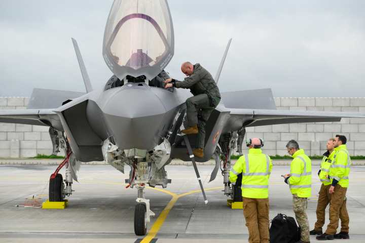Canada should buy F-35s but plan for European fighter jets next, former general says
