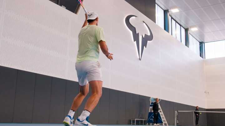 El emotivo regreso de Rafa Nadal a una pista de tenis justo un año después de su retirada