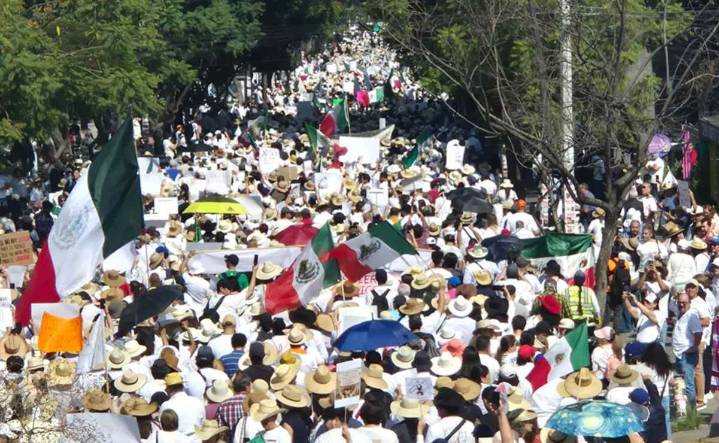 Manifestantes de marcha Generación Z derriban e incendian puertas del palacio de Gobierno de Guadalajara; policías los repliegan