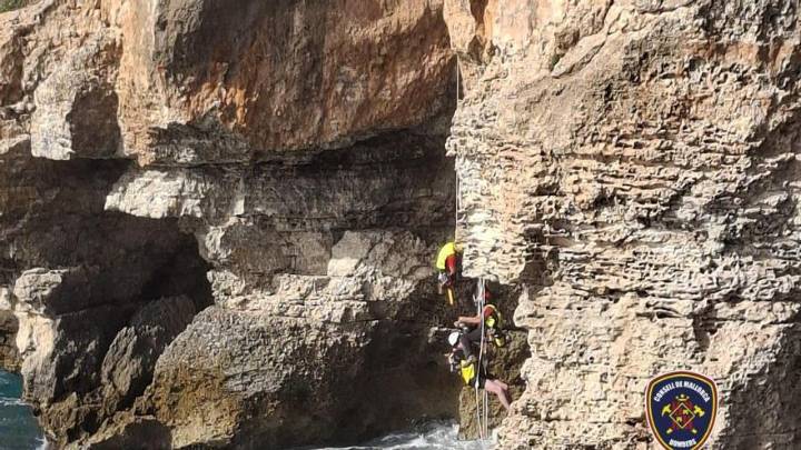 Rescatan a un hombre atrapado en una cueva cuando hacía pádel surf en Cala Santanyí