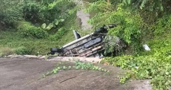 En persecución, vuelca patrulla de la GCE; hay cinco policías heridos