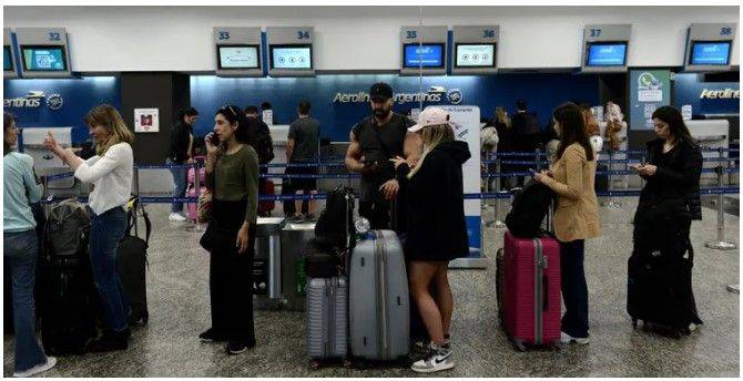 Amenazan con un paro que afectaría a los vuelos de cara al fin de semana largo: qué reclaman