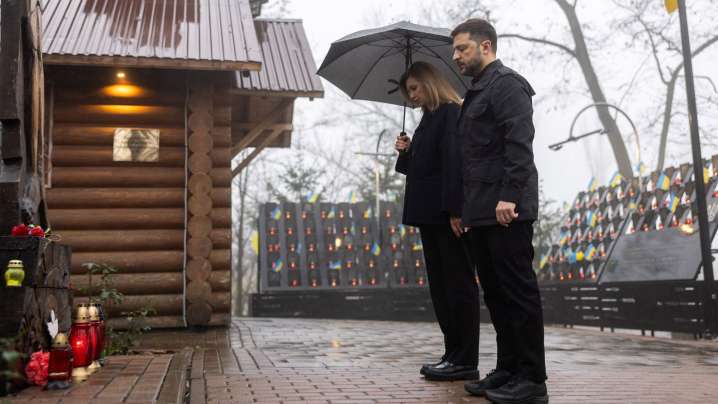 Zelenski admite que Ucrania afronta una "elección difícil" ante el plan de paz de EE.UU.: "Perder la dignidad o un aliado clave"