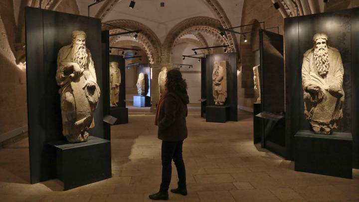 Las estatuas del Pórtico que la familia Franco se llevó al Pazo de Meirás volverán a Santiago el 11 de diciembre