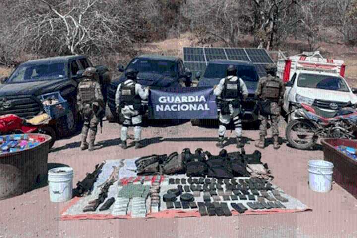 Aseguran arsenal y 330 kilos de droga sintética en Huetamo, Michoacán
