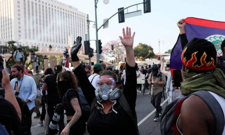Tribunal veta el uso de fuerza en manifestaciones en Chicago