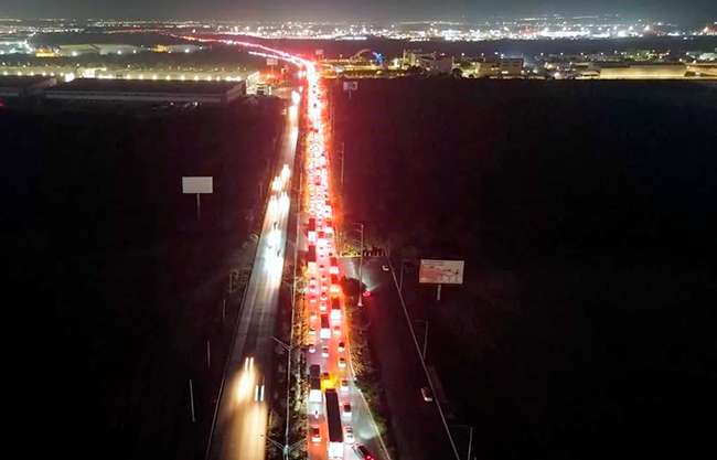 Enfrentan mega atorón en Autopista al Aeropuerto tras choque