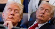 Las imágenes virales de Donald Trump dormido durante un acto en el Despacho Oval