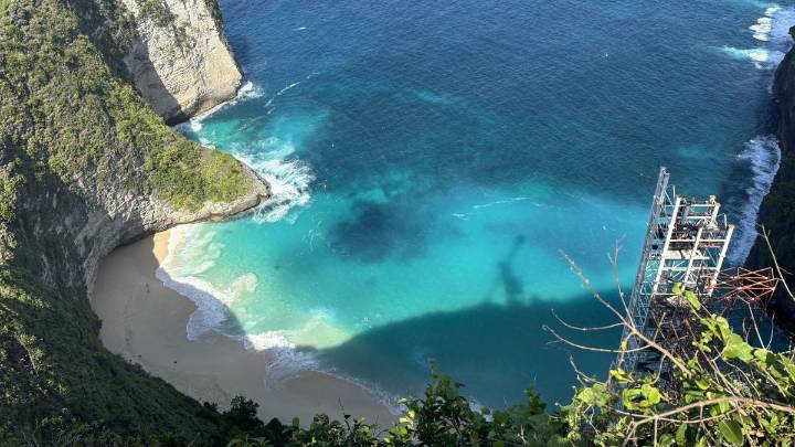 Un ascensor en la playa más bonita del mundo y otras aberraciones turísticas