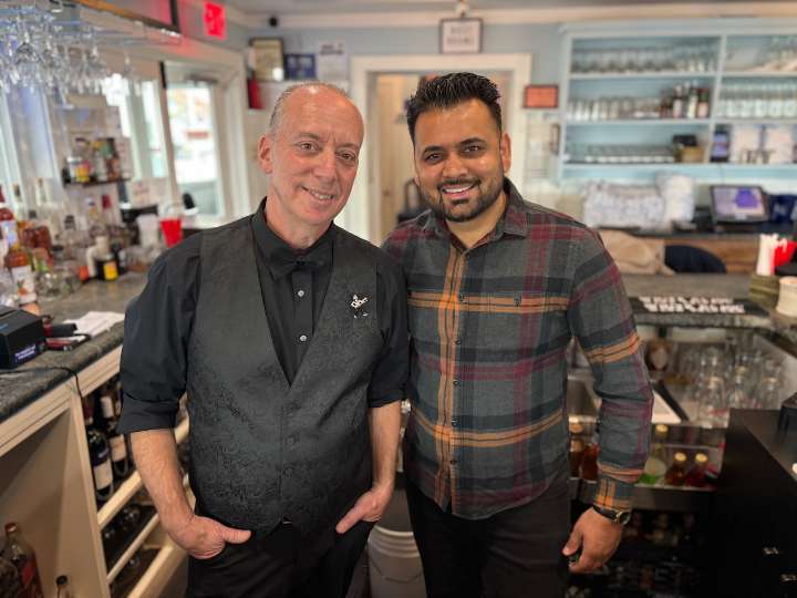 Staten Island restaurant combines seafood dining with magic performances