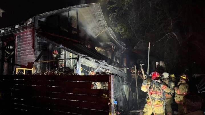 2-alarm fire spreads between homes on S. Genois St.; Red Cross assisting displaced resident