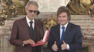Andrea Bocelli fue condecorado por Javier Milei y dio un breve show musical en la Casa Rosada