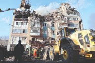 Russian barrage kills 25 people in Ukraine city