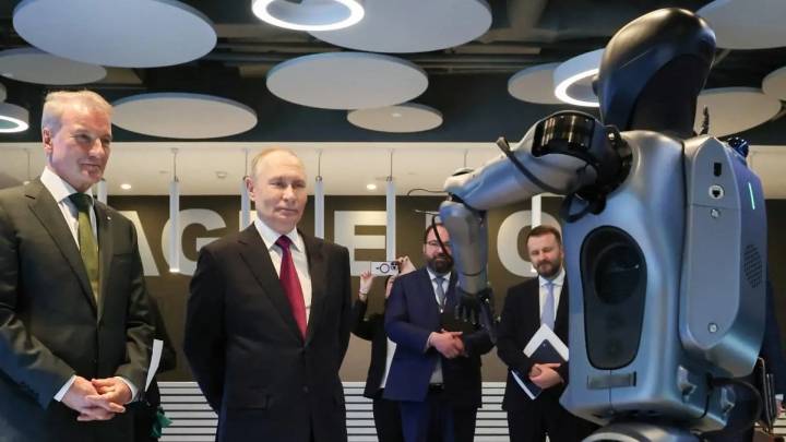 Rusia presume de robótica tras el fiasco de la semana pasada: un robot humanoide baila para Putin