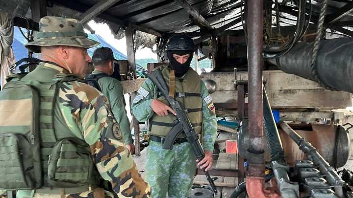 Dos balsas de minería ilegal son destruidas y 4 personas detenidas en operativo de la FANB en Bolívar