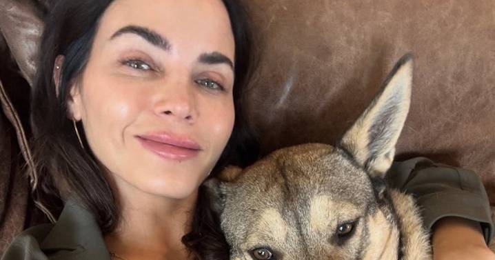 Jenna Dewan Posing With Dog in Bed Is Must See