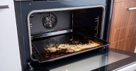 Ni detergente ni bicarbonato: cómo limpiar la bandeja del horno con una mezcla casera y sin esfuerzo 