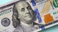 El dólar oficial se alejó del techo de la banda y tocó mínimos de casi un mes