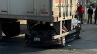 Vehículo Queda Debajo de la Caja de Tráiler tras Accidente en Arteaga; Pareja Resulta Herida