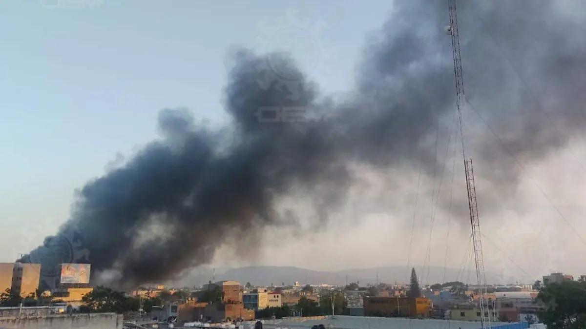 Incendio en bodega de muebles genera pánico en la zona Centro de Celaya