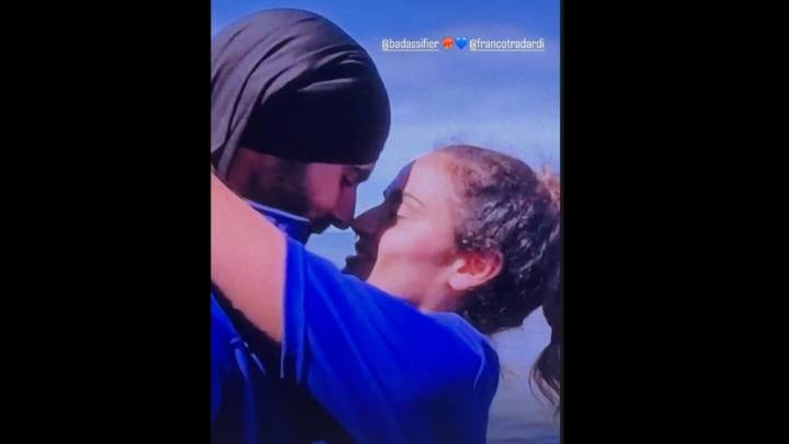 Dos concursantes de "El Conquistador" se dan de besos en la boca tras ganar una competencia