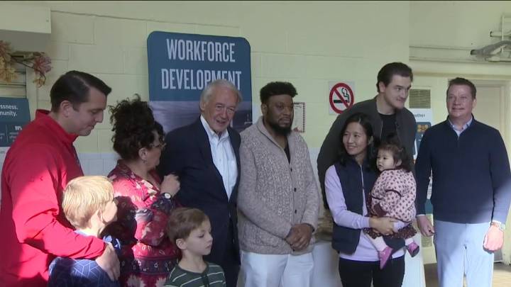 Local leaders, Bruins players serve thousands of Thanksgiving meals at Pine Street Inn