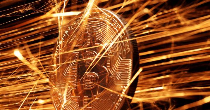 Bitcoin vive su peor mes del año: cae más de 20% y sufre retiros récord en ETFs