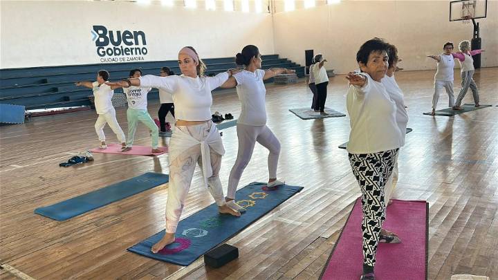DIF Zamora fomenta la unión familiar con clase de yoga “Uniendo Generaciones”