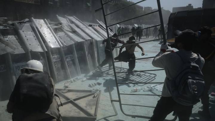 Marcha de la Generación deja 40 detenidos y 100 policías heridos en CDMX