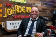 Joe Rogan encabeza la lista del pódcast más popular de Apple en 2025