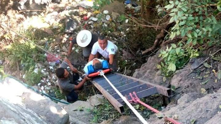 Rescatan a hombre de la tercera edad en Huaquechula tras caer a una barranca