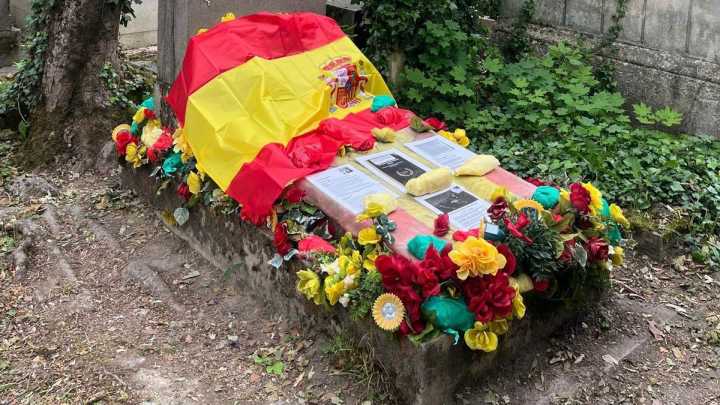 ¿Por qué hay tantas banderas de España sobre la tumba de un cementerio de París y cuál es su relación con Badajoz?