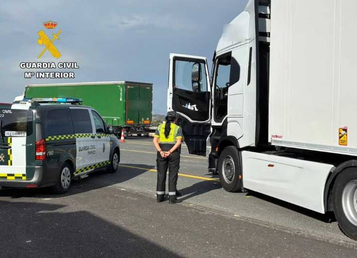 La Guardia Civil intercepta un camionero que duplicaba la tasa de alcohol y positivo en drogas en la carretera A