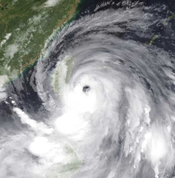 Tifón Fung-Wong se intensifica rumbo a Filipinas y amenaza con convertirse en súper tifón