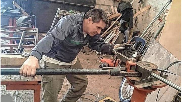 "Pipi", el herrero solidario de Nogoyá, lleva un década ayudando a los demás