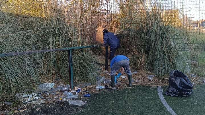 Se aproxima el derribo del Soccer World: el Patronato Deportivo de Gijón retira más de 5.000 kilos de residuos en las instalaciones