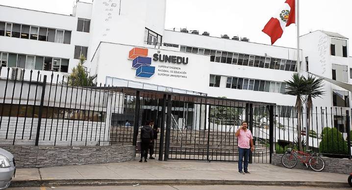 Publican ley que garantiza continuidad formativa de estudiantes en caso su universidad pierda la licencia