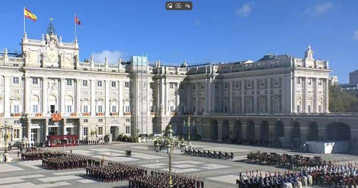 Los Reyes reciben con honores y entre andamios, vallas y casetas de obras al presidente de Alemania