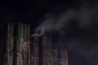 Tres detenidos por incendio en torre de departamentos en Hong Kong