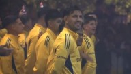 Impactante banderazo. Una multitud de hinchas se reunió frente a la concentración de Boca: la reacción de los jugadores
