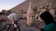 Monte Nemrut, en Turquía, un lugar donde colosales dioses de piedra custodian un misterio que ya tiene 2.000 años