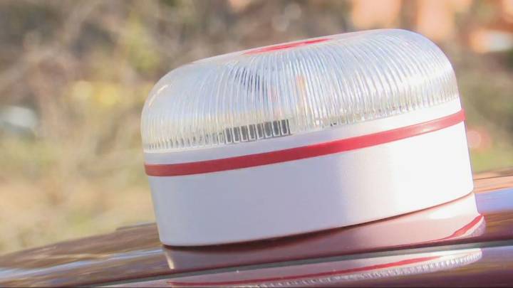 Adiós al triángulo, hola a la luz de emergencia: las claves para que no te timen al comprar la nueva baliza V16 obligatoria de la DGT