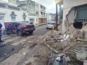 Un conductor chocó contra una casa en barrio Alberdi, abandono su vehículo y se dirigió al hospital