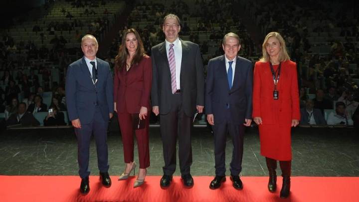 El Nobel de Economía advierte en Vigo que el descontrol de la IA supondrá "un problema" para el futuro de las democracias