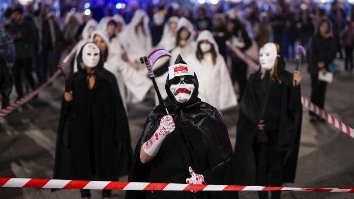 Marea de Residencias visibiliza en Sol a las víctimas en centros de mayores en la pandemia