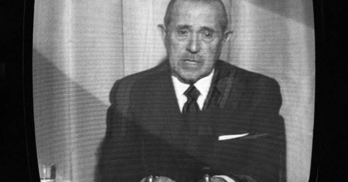 4:58 horas, campanilla y teletipo: "Franco ha muerto · Franco ha muerto · Franco ha muerto"