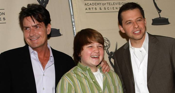 Richest ‘Two And a Half Men’ Stars Ranked Lowest to Highest (The Wealthiest Has a Net Worth of $200 Million!) | Angus T Jones, Ashton Kutcher, Charlie Sheen, Conchata Ferrell, EG, Extended, Holland Ta