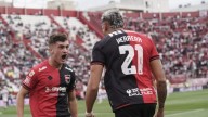 Newell's fue puro corazón, venció 2 a 0 a Huracán y está a un paso de seguir en primera