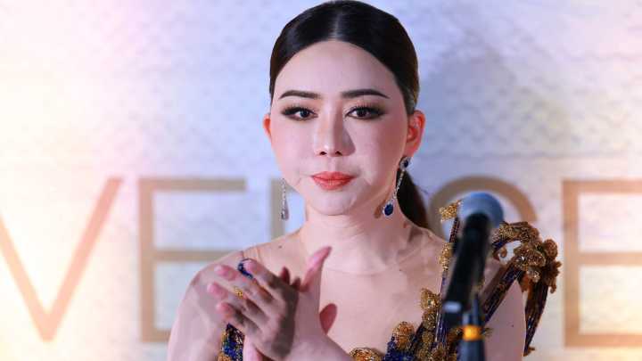 ¿Quién es Anne Jakkaphong, la Directora de Miss Universe que Tiene una Orden de Arresto?