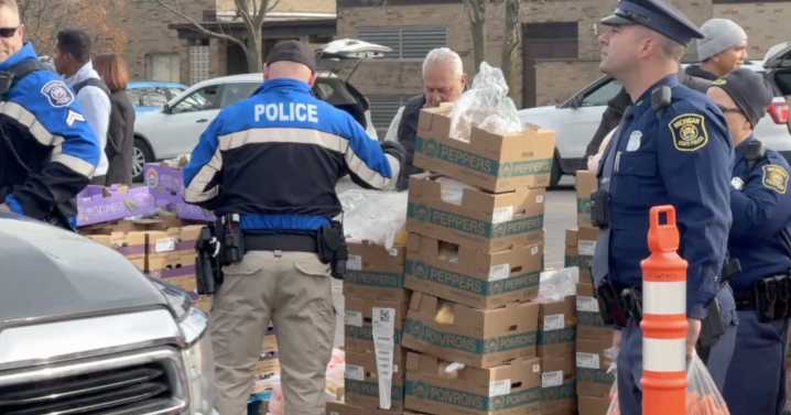 Community partners feed hundreds at Oak Park holiday pantry